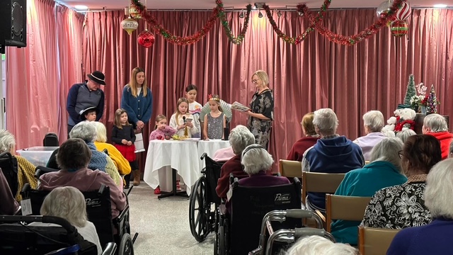 Świąteczna wizyta uczniów naszej szkoły u seniorów